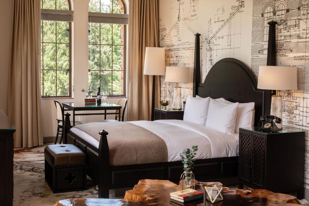 Deluxe King Suite interior